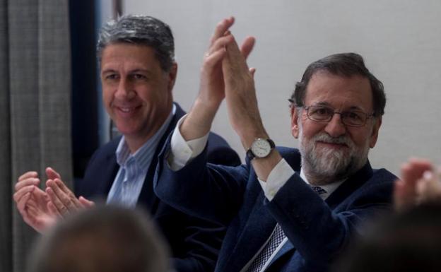 El presidente del Gobierno, Mariano Rajoy, protagoniza junto al candidato del PPC a la presidencia de la Generalitat, Xavier García Albiol (i).