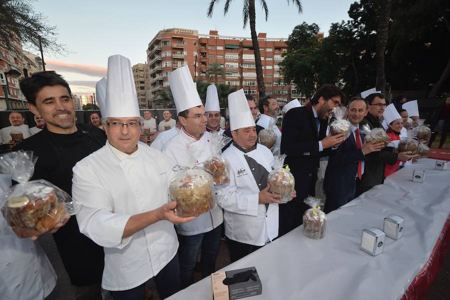 El consejero de Turismo, Cultura y Medio Ambiente, Javier Celdrán, participó este mates en la presentación del nuevo producto gastronómico de la Región, 'el Murciatone', una variedad del 'Panettone' italiano elaborado artesanalmente con productos y frutas de la Región.