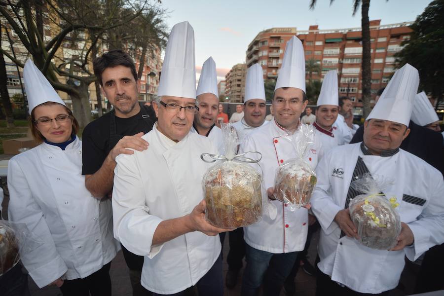 El consejero de Turismo, Cultura y Medio Ambiente, Javier Celdrán, participó este mates en la presentación del nuevo producto gastronómico de la Región, 'el Murciatone', una variedad del 'Panettone' italiano elaborado artesanalmente con productos y frutas de la Región.