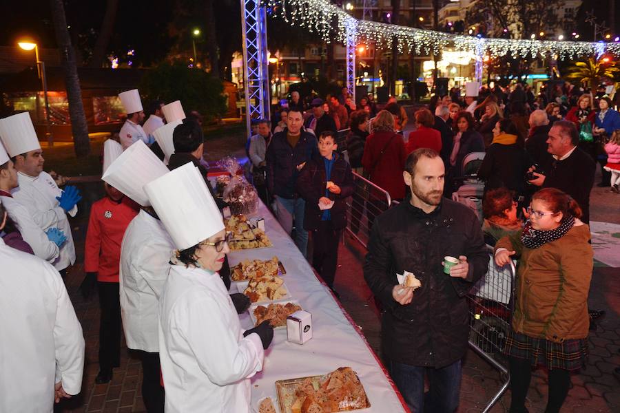 El consejero de Turismo, Cultura y Medio Ambiente, Javier Celdrán, participó este mates en la presentación del nuevo producto gastronómico de la Región, 'el Murciatone', una variedad del 'Panettone' italiano elaborado artesanalmente con productos y frutas de la Región.