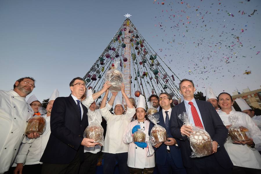 El consejero de Turismo, Cultura y Medio Ambiente, Javier Celdrán, participó este mates en la presentación del nuevo producto gastronómico de la Región, 'el Murciatone', una variedad del 'Panettone' italiano elaborado artesanalmente con productos y frutas de la Región.