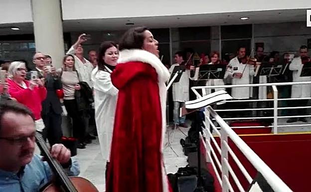 Virginia Martínez y Ruth Lorenzo, durante el concierto navideño de este miércoles en La Arrixaca. 