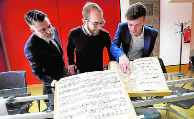 Juan Antonio Lorca, Ignacio López y Miguel Martínez, junto a las partituras halladas, ayer.