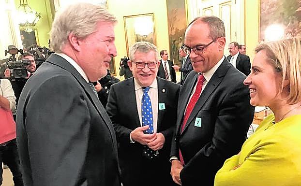 El ministro Méndez de Vigo charla con Adela Martínez-Cachá, ayer, al inicio de la Conferencia Sectorial de Educación.