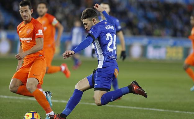 Munir El Haddadi (d) pelea un balón con el defensa del Málaga Luis Hernández. 