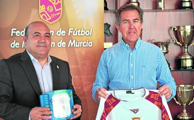 El alcalde, Pascual Lucas, recibe los desfribriladores de manos del presidente de la FFRM, José Miguel Monje Carrillo.