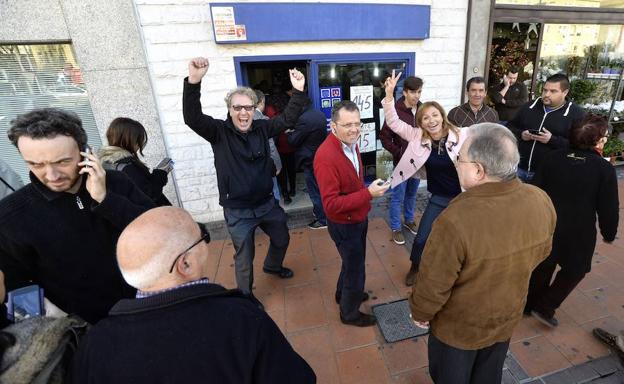 Vecinos de Ronda Norte celebran el 'Gordo' de la Lotería de Navidad, en una fotografía de archivo.