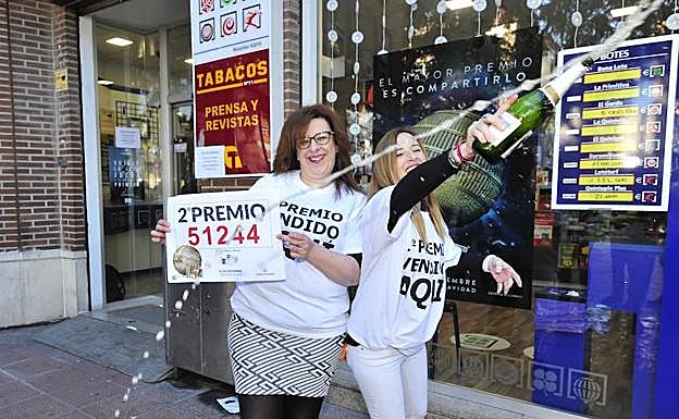 Yolanda y Esther, de la administración del Infante, en Murcia, que ha vendido parte del segundo premio. 
