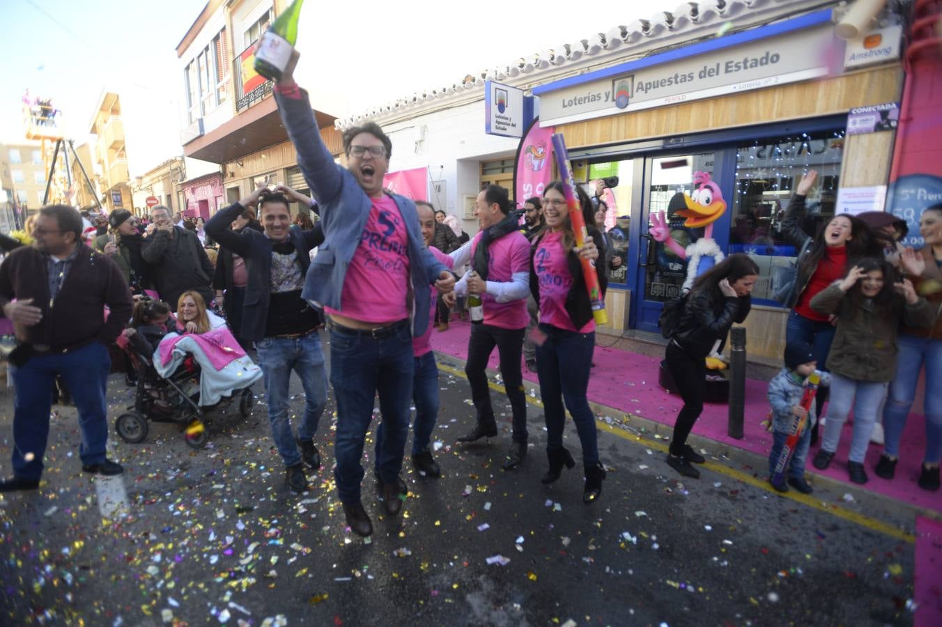 Celebración en la administración El Perolo, de San Pedro del Pinatar, donde se vendieron 12 décimos de El Gordo, entre otros premios.