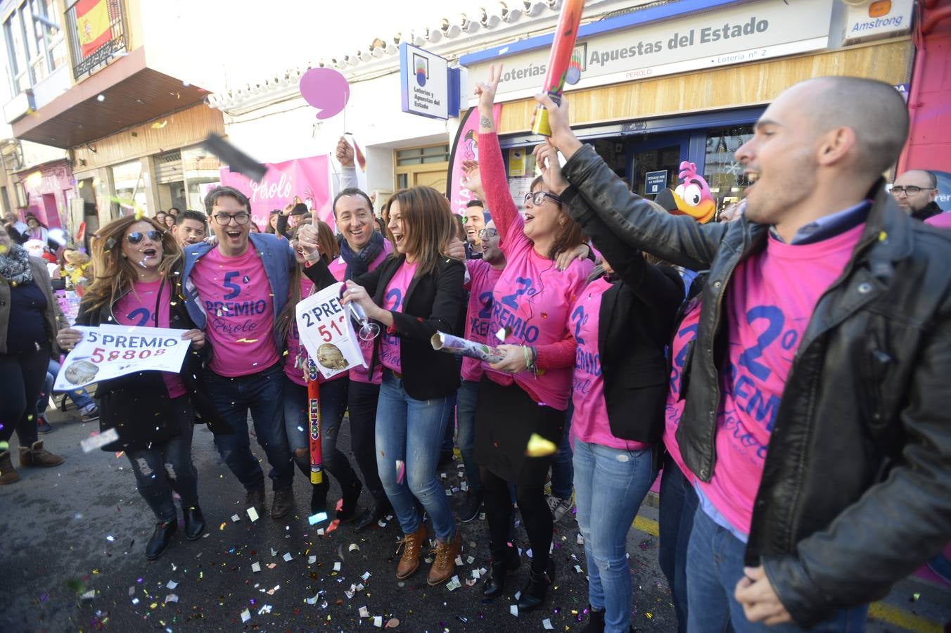 Celebración en la administración El Perolo, de San Pedro del Pinatar, donde se vendieron 12 décimos de El Gordo, entre otros premios.