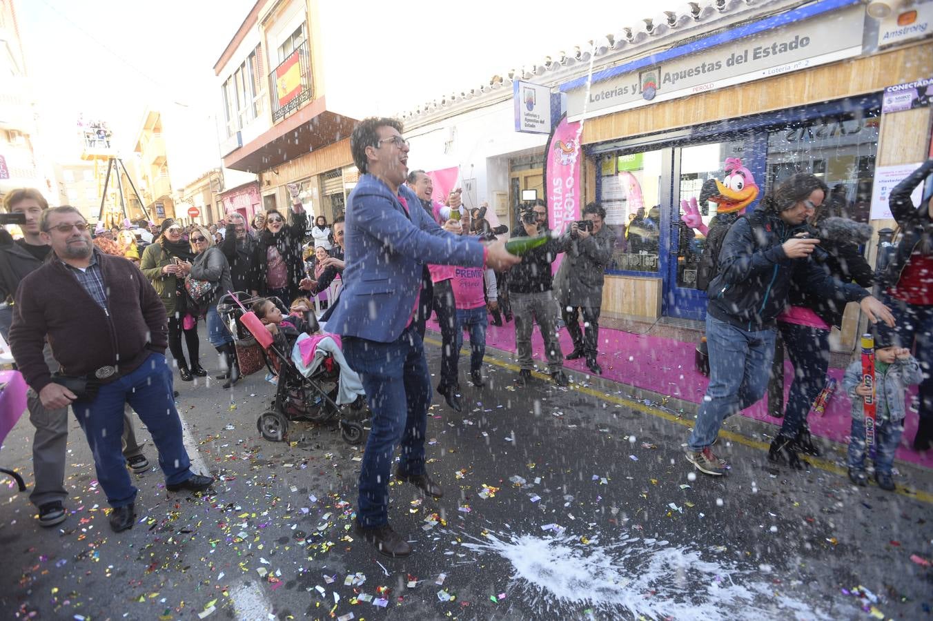 Celebración en la administración El Perolo, de San Pedro del Pinatar, donde se vendieron 12 décimos de El Gordo, entre otros premios.