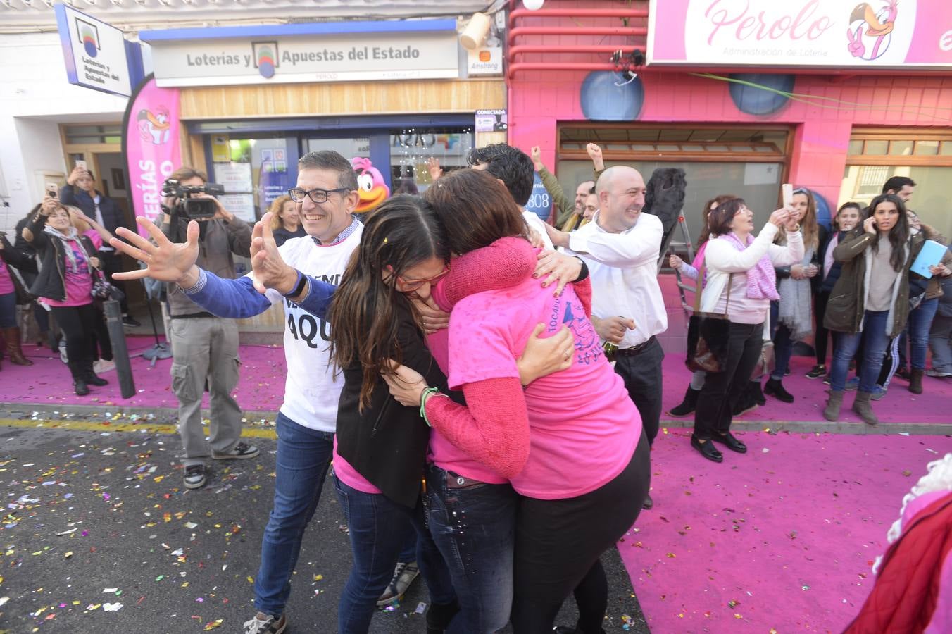 Celebración en la administración El Perolo, de San Pedro del Pinatar, donde se vendieron 12 décimos de El Gordo, entre otros premios.