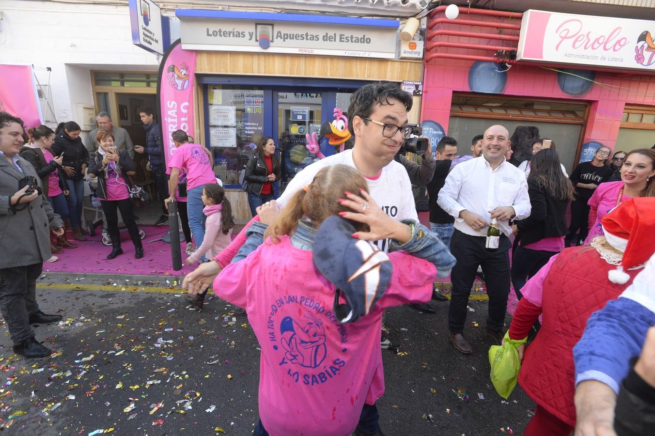 Celebración en la administración El Perolo, de San Pedro del Pinatar, donde se vendieron 12 décimos de El Gordo, entre otros premios.