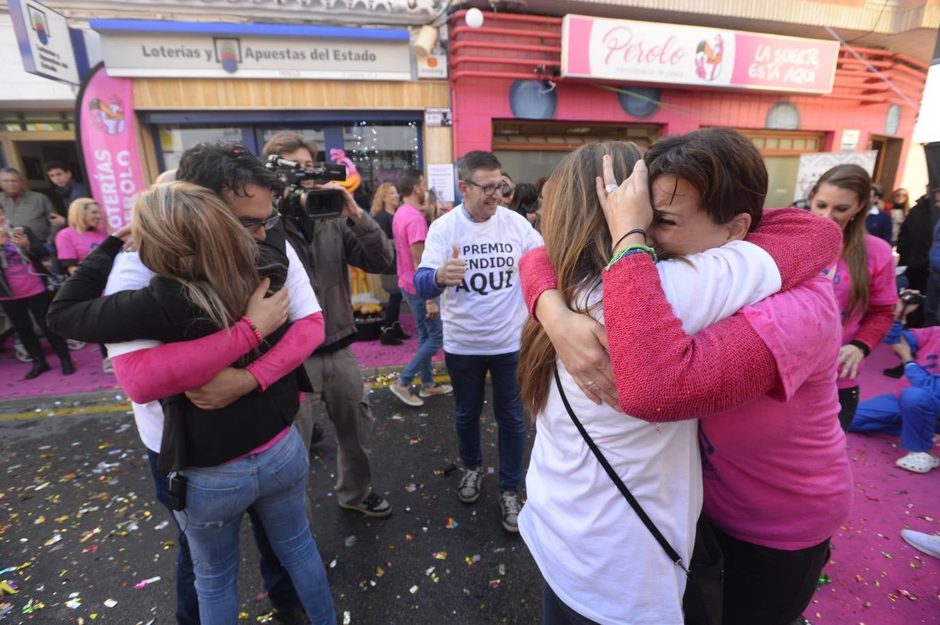 Celebración en la administración El Perolo, de San Pedro del Pinatar, donde se vendieron 12 décimos de El Gordo, entre otros premios.