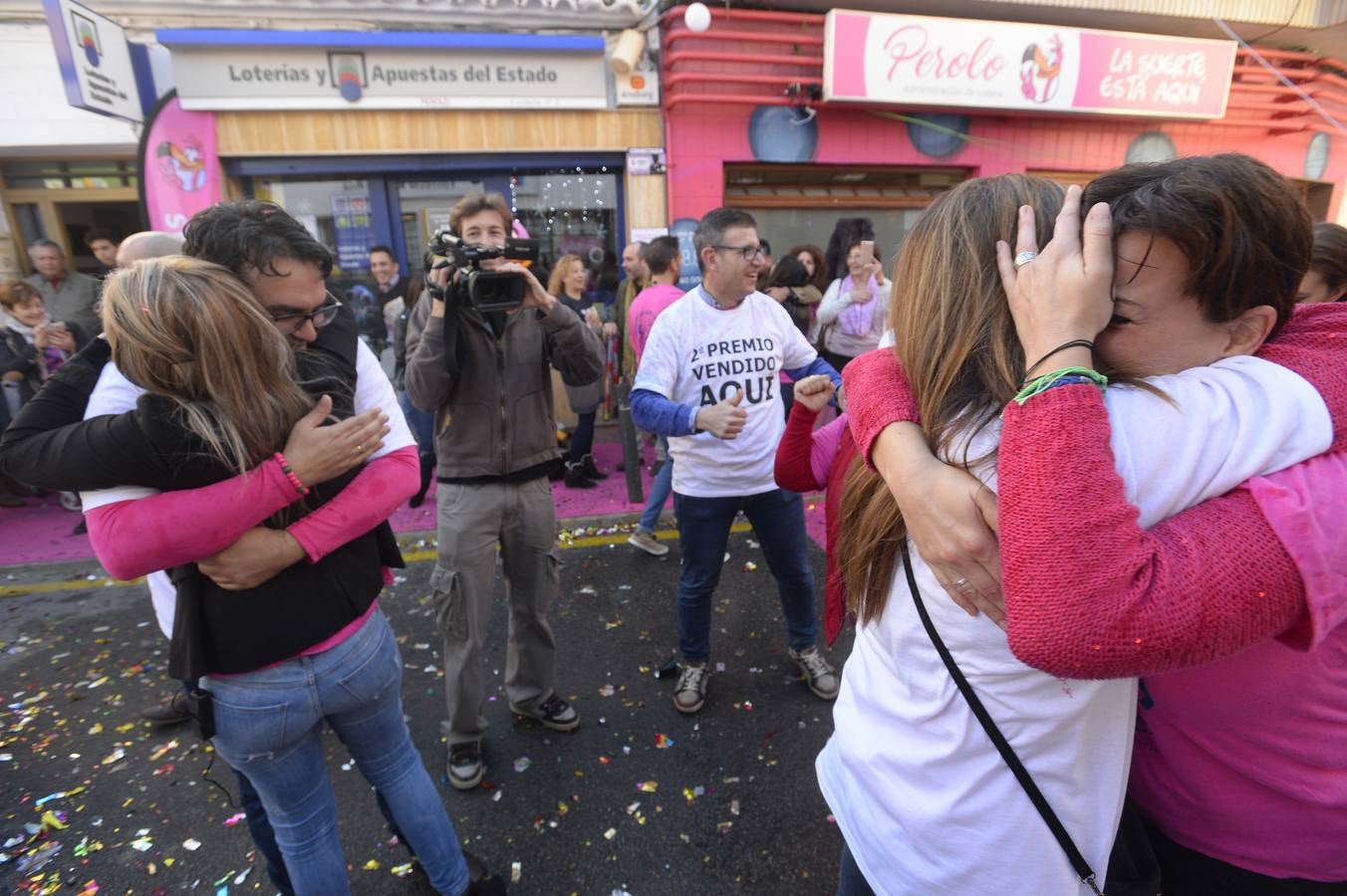 Celebración en la administración El Perolo, de San Pedro del Pinatar, donde se vendieron 12 décimos de El Gordo, entre otros premios.