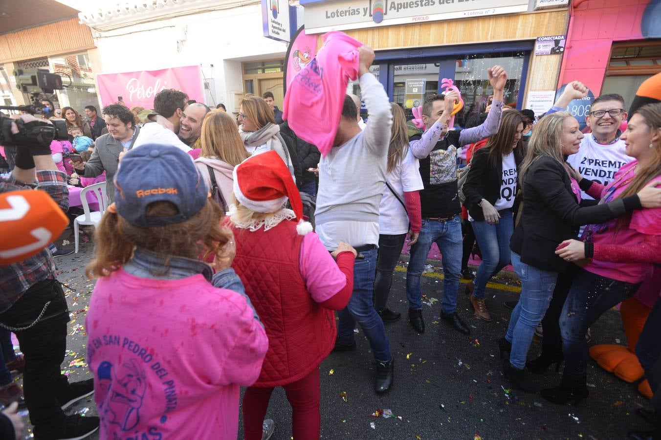 Celebración en la administración El Perolo, de San Pedro del Pinatar, donde se vendieron 12 décimos de El Gordo, entre otros premios.