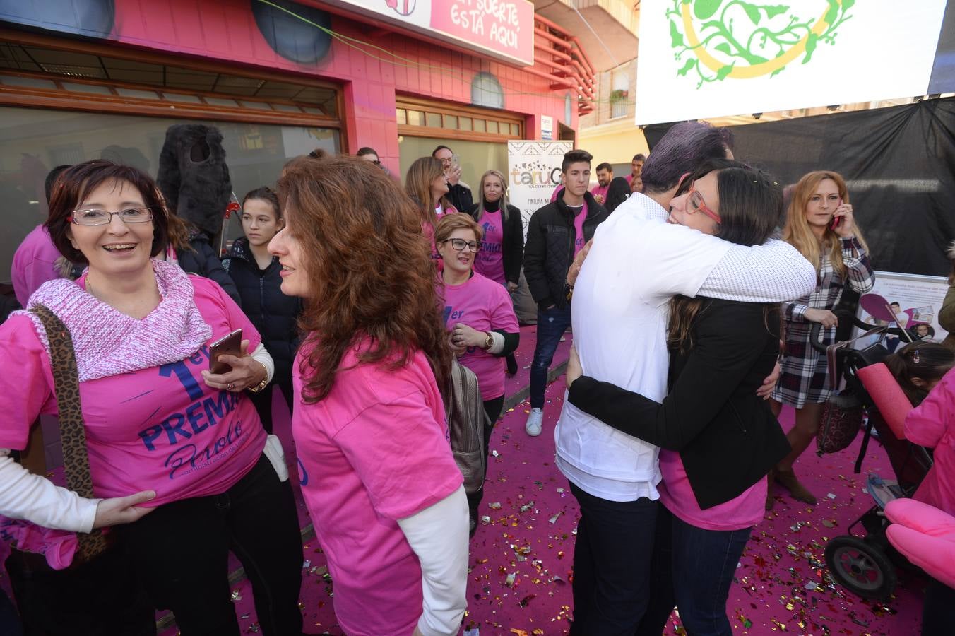 Celebración en la administración El Perolo, de San Pedro del Pinatar, donde se vendieron 12 décimos de El Gordo, entre otros premios.