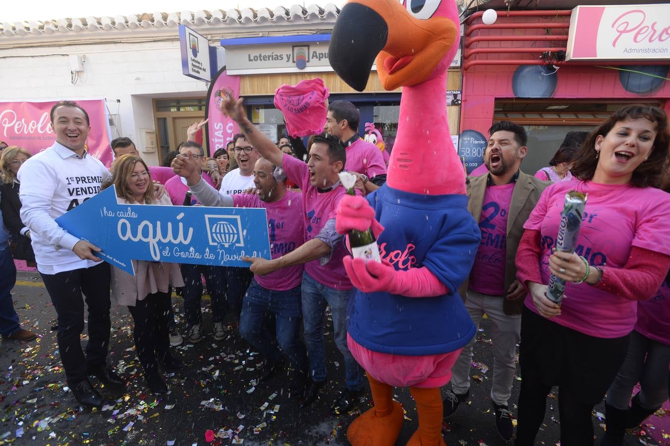 Celebración en la administración El Perolo, de San Pedro del Pinatar, donde se vendieron 12 décimos de El Gordo, entre otros premios.