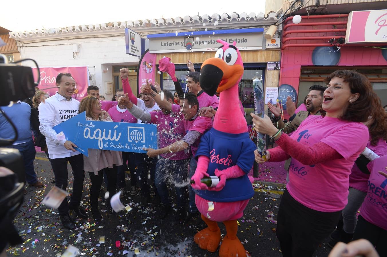 Celebración en la administración El Perolo, de San Pedro del Pinatar, donde se vendieron 12 décimos de El Gordo, entre otros premios.