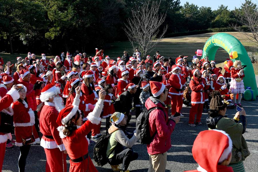 La ciudad de Chiba, en la bahía de Tokio, celebra todos los años la 'Tokio Santa Run', una carrera con fines benéficos en la que cientos de japoneses recorren esta ciudad costera ataviados con disfraces de Papa Noel