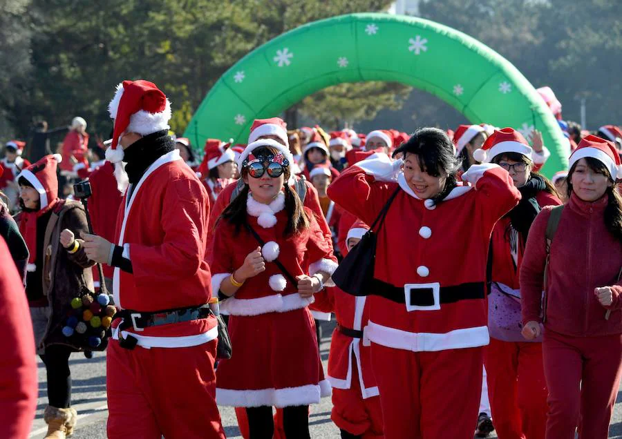 La ciudad de Chiba, en la bahía de Tokio, celebra todos los años la 'Tokio Santa Run', una carrera con fines benéficos en la que cientos de japoneses recorren esta ciudad costera ataviados con disfraces de Papa Noel