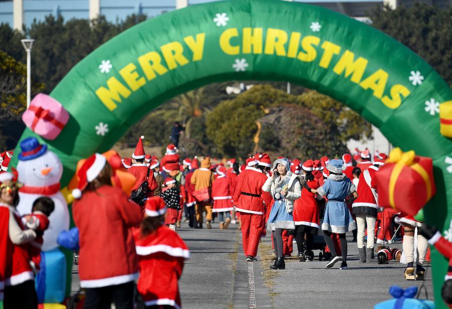 La ciudad de Chiba, en la bahía de Tokio, celebra todos los años la 'Tokio Santa Run', una carrera con fines benéficos en la que cientos de japoneses recorren esta ciudad costera ataviados con disfraces de Papa Noel
