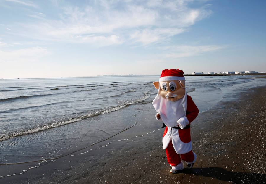 La ciudad de Chiba, en la bahía de Tokio, celebra todos los años la 'Tokio Santa Run', una carrera con fines benéficos en la que cientos de japoneses recorren esta ciudad costera ataviados con disfraces de Papa Noel