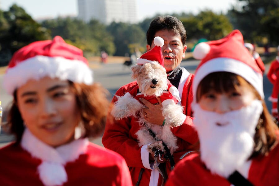 La ciudad de Chiba, en la bahía de Tokio, celebra todos los años la 'Tokio Santa Run', una carrera con fines benéficos en la que cientos de japoneses recorren esta ciudad costera ataviados con disfraces de Papa Noel