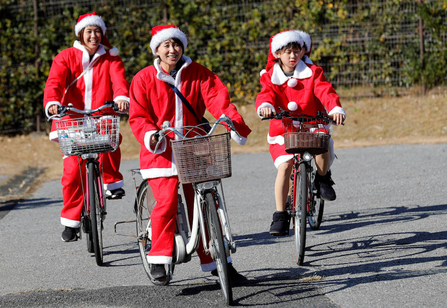 La ciudad de Chiba, en la bahía de Tokio, celebra todos los años la 'Tokio Santa Run', una carrera con fines benéficos en la que cientos de japoneses recorren esta ciudad costera ataviados con disfraces de Papa Noel