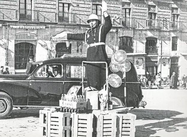 El guardia de la plaza Martínez Tornel era bien agasajado con 'aguilandos' por los murcianos.