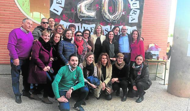 Antiguos alumnos y profesores en el aniversario.