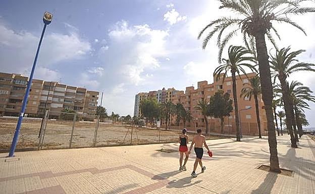 Entrada a las urbanizaciones y bloques de edificios de Playa Honda, en el Mar Menor.