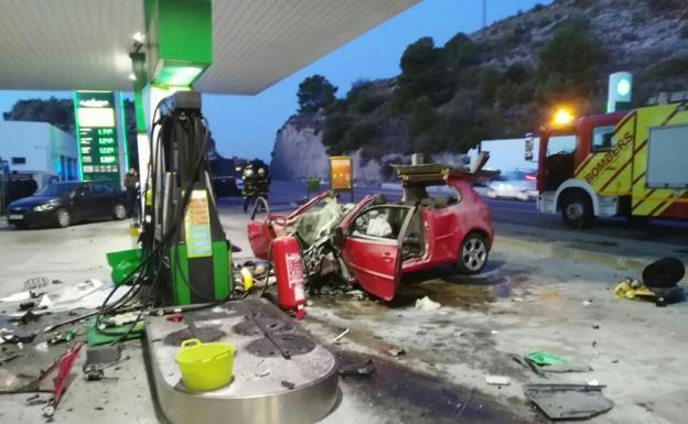 El vehículo en el que circulaban las víctimas, ayer, estrellado en la gasolinera.