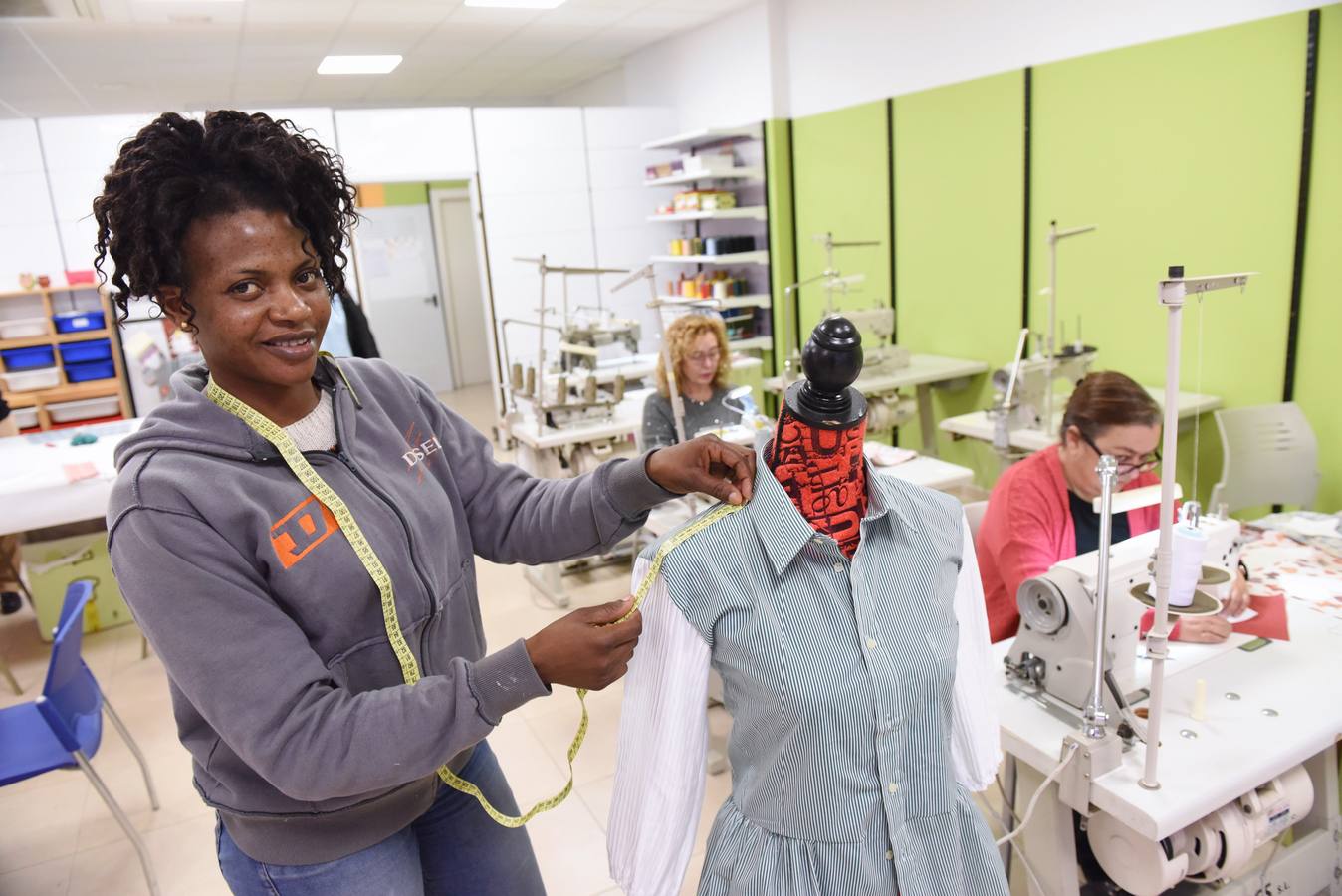 Nigeriana y con cuatro niñas a su cargo, ella es una de las contratadas en el nuevo taller de costura de Proyecto Abraham