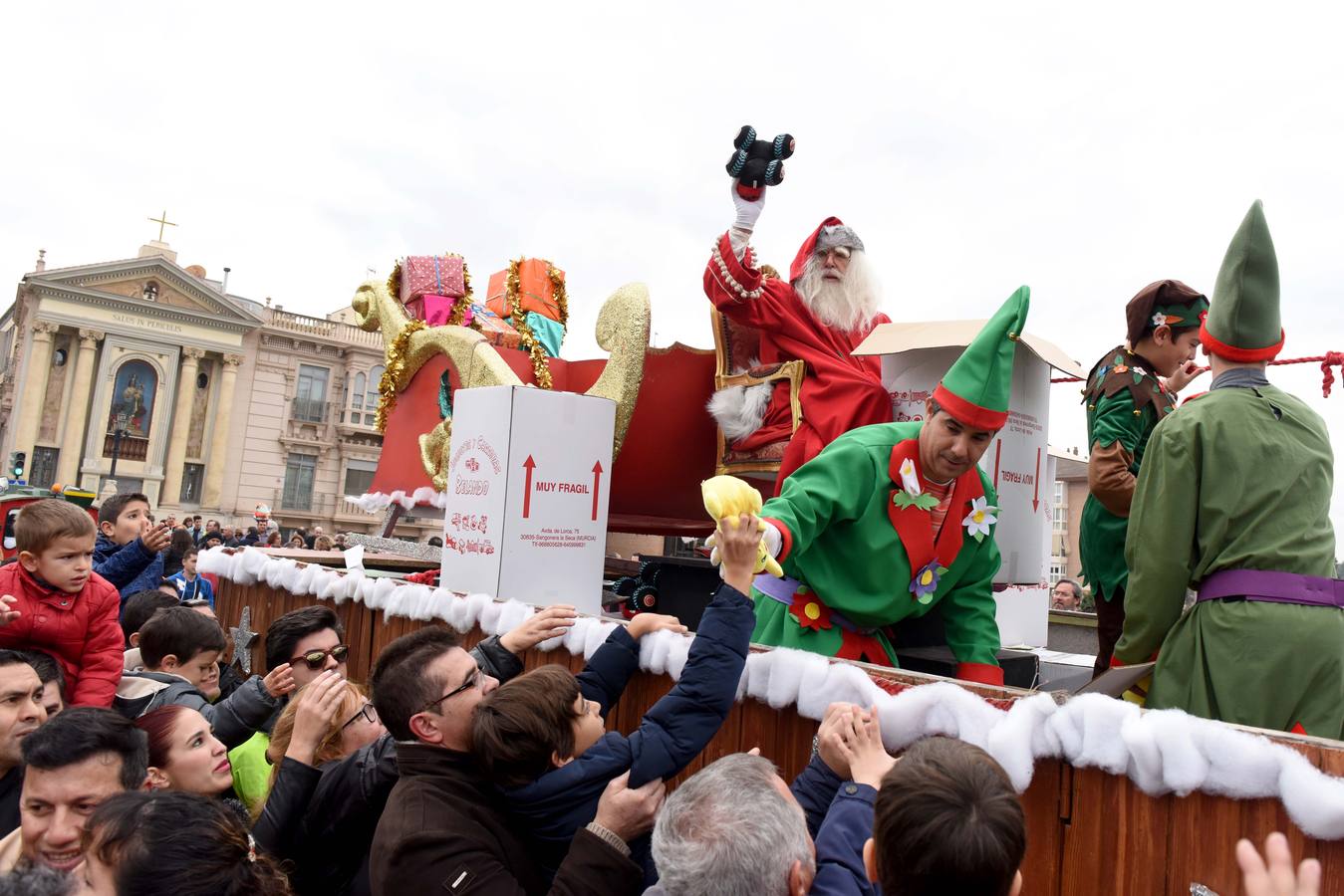 En el acto también fueron protagonistas varios grupos de niños de las academias de baile de la capital y algunos de los dibujos animados más populares