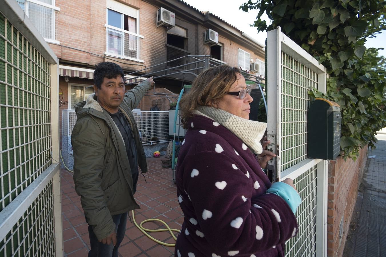 Las llamas se iniciaron poco antes de las tres de la madrugada y otras dos mujeres de de 27 y 19 años han sido trasladadas a La Arrixaca para su valoración
