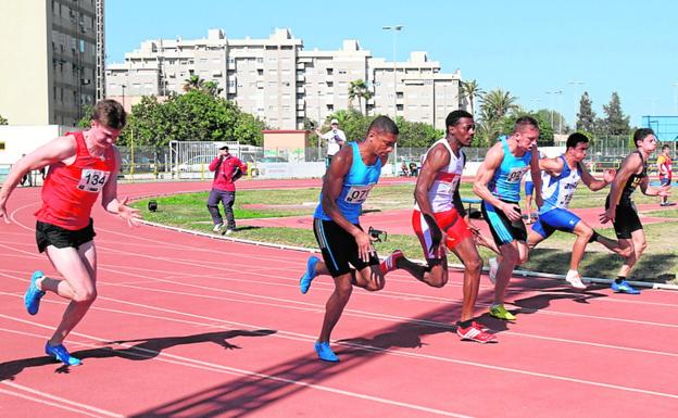 Imagen de archivo de una competición en la pista de atletismo de Cartagena.