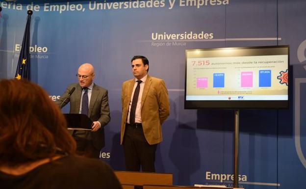 El consejero Juan Hernández ofrece una rueda de prensa con el balance sobre el régimen de autónomos en la Región. 