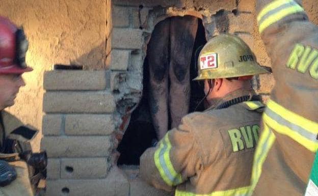 Los bomberos rescatan a una mujer desnuda del interior de una chimenea