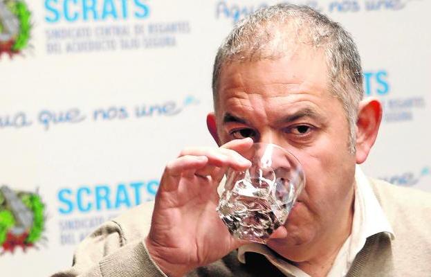 Lucas Jiménez, presidente del Scrats, ayer, bebe agua durante el desayuno navideño.