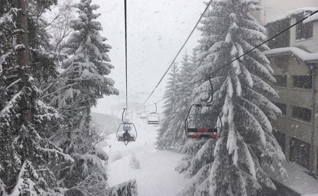 La estación oscense ha recibido 30 centímetros de nieve durante esta noche