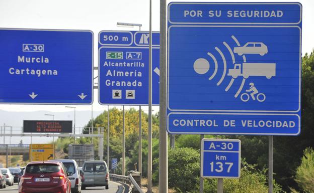 Un cartel avisa de la presencia de un radar en la circunvalación de Murcia. 