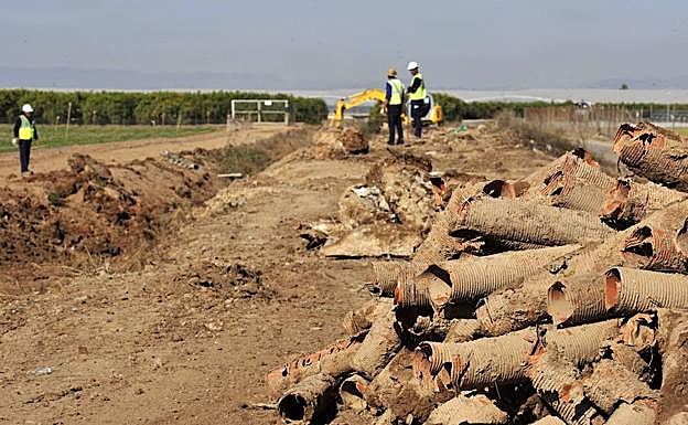 Los tubos para la salmuera desmantelados en el Campo de Cartagena.