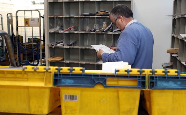Un trabajador de correos, en una oficina de Murcia.
