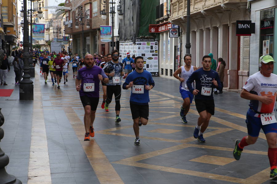 Cerca de mil corredores se han dado cita en la carrera que ha despedido el año en Lorca