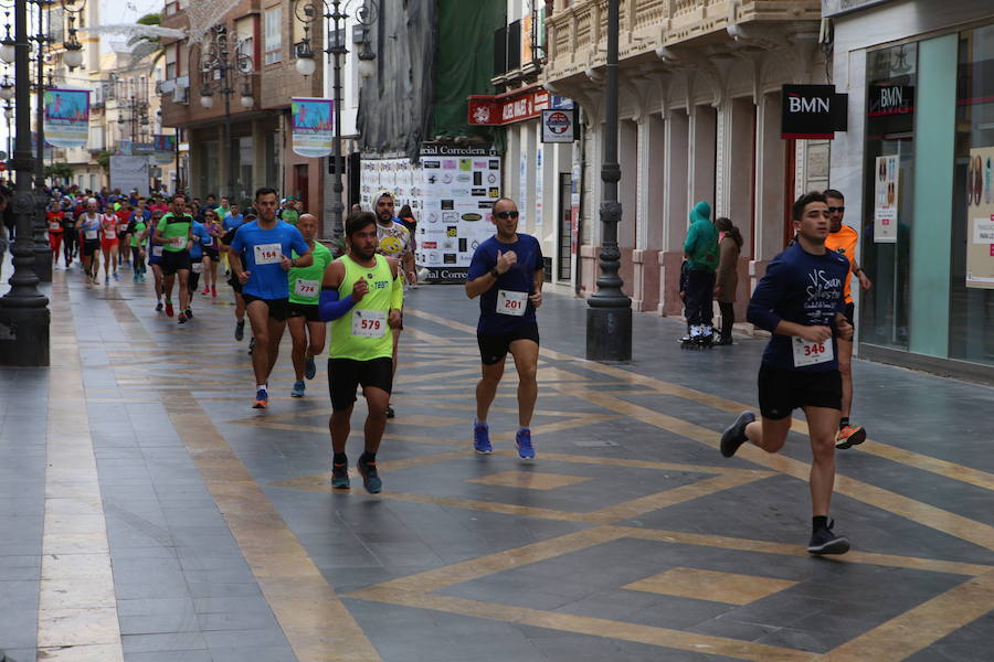 Cerca de mil corredores se han dado cita en la carrera que ha despedido el año en Lorca