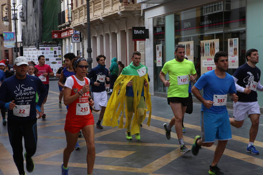 Cerca de mil corredores se han dado cita en la carrera que ha despedido el año en Lorca