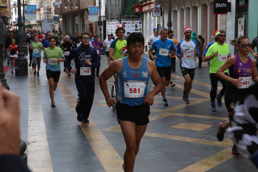 Cerca de mil corredores se han dado cita en la carrera que ha despedido el año en Lorca