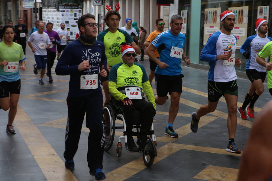 Cerca de mil corredores se han dado cita en la carrera que ha despedido el año en Lorca