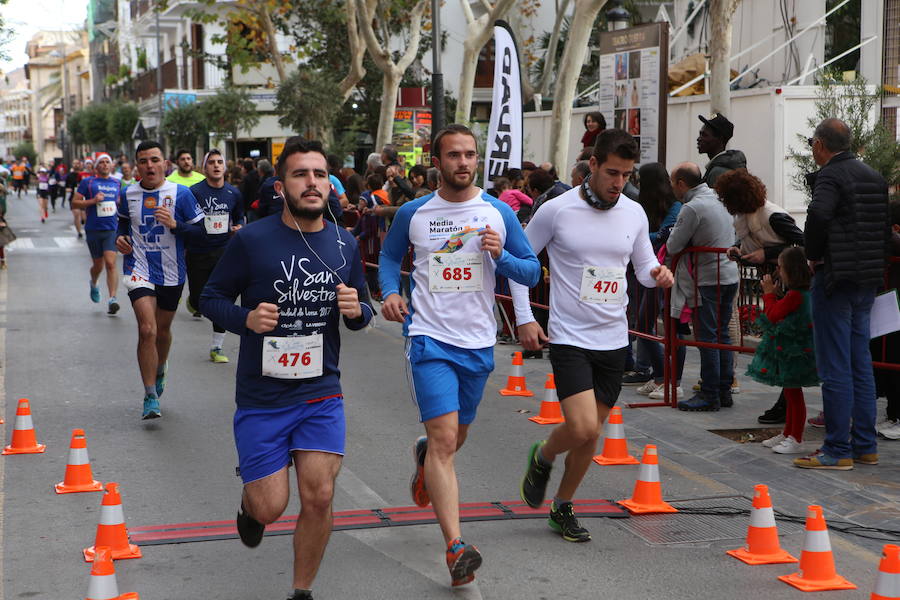 Cerca de mil corredores se han dado cita en la carrera que ha despedido el año en Lorca